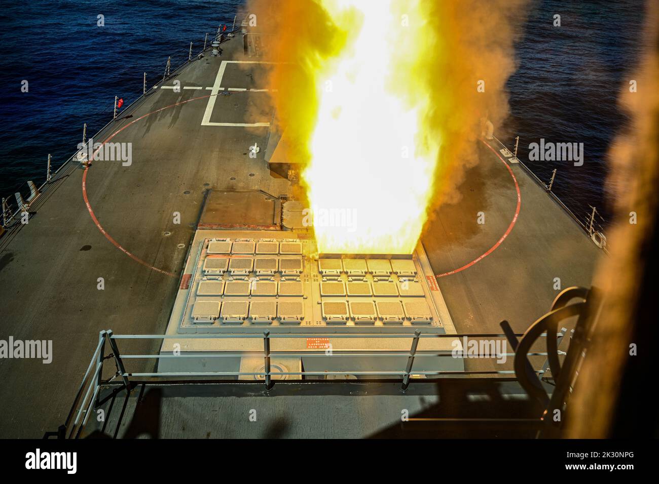 Un missile SM-2 Block IIIA est lancé à partir d'un système de lancement vertical du destroyer guidé de classe Arleigh Burke USS Shoup (DDG 86), alors qu'il est en cours dans l'océan Pacifique, le 18 septembre 2022. Shoup participe actuellement à un exercice de tir en direct avec Un but. (É.-U. Photo de la marine par Neil Mabini) Banque D'Images