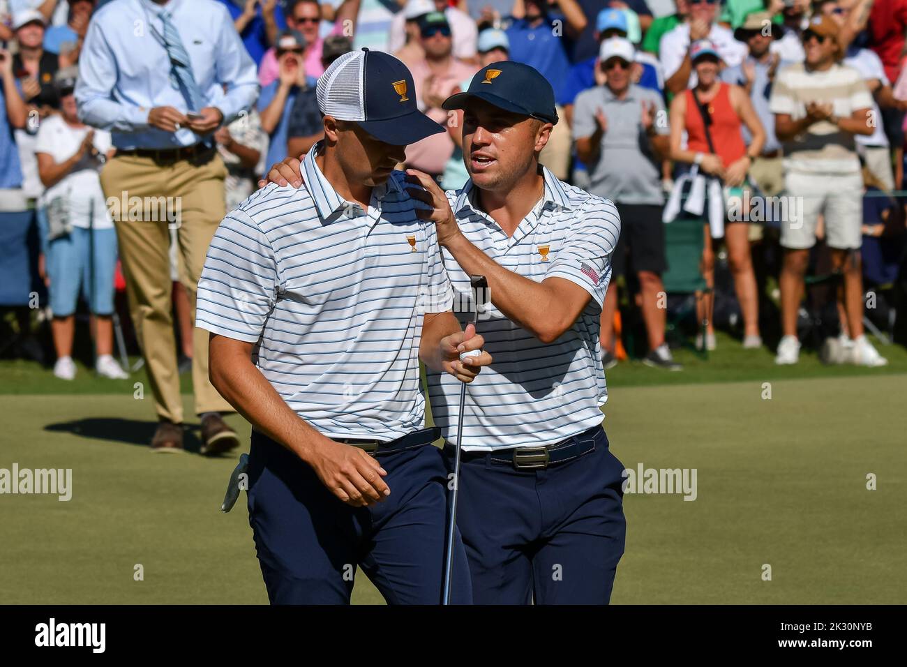 Charlotte, Caroline du Nord, États-Unis. 23rd septembre 2022. Justin Thomas donne à Jordan Spieth un pat sur le dos pour faire un putt sur le 15th trous pendant la coupe des présidents au Quail Hollow Club de Charlotte, NC. Brian Bishop/CSM/Alamy Live News Banque D'Images