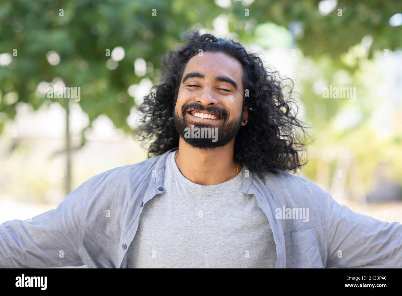 Happy bearded young man with long hair Banque D'Images