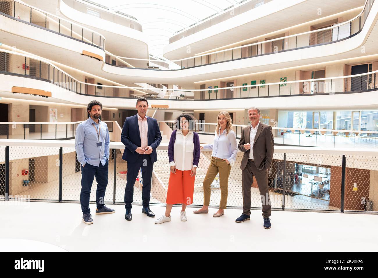 Collègues d'affaires confiants dans le couloir des bureaux Banque D'Images