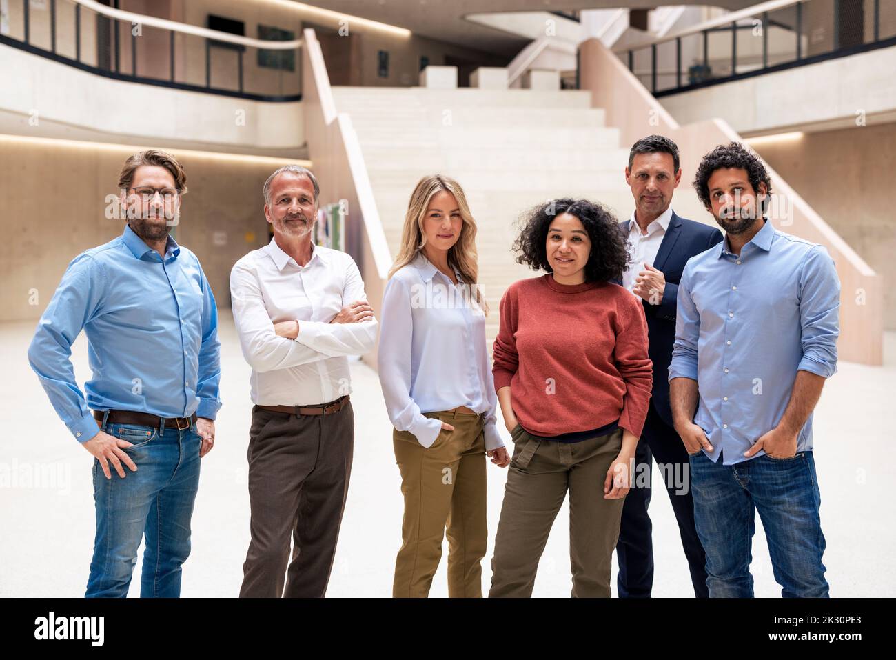 Des collègues d'affaires multiraciaux confiants dans le hall d'entrée Banque D'Images
