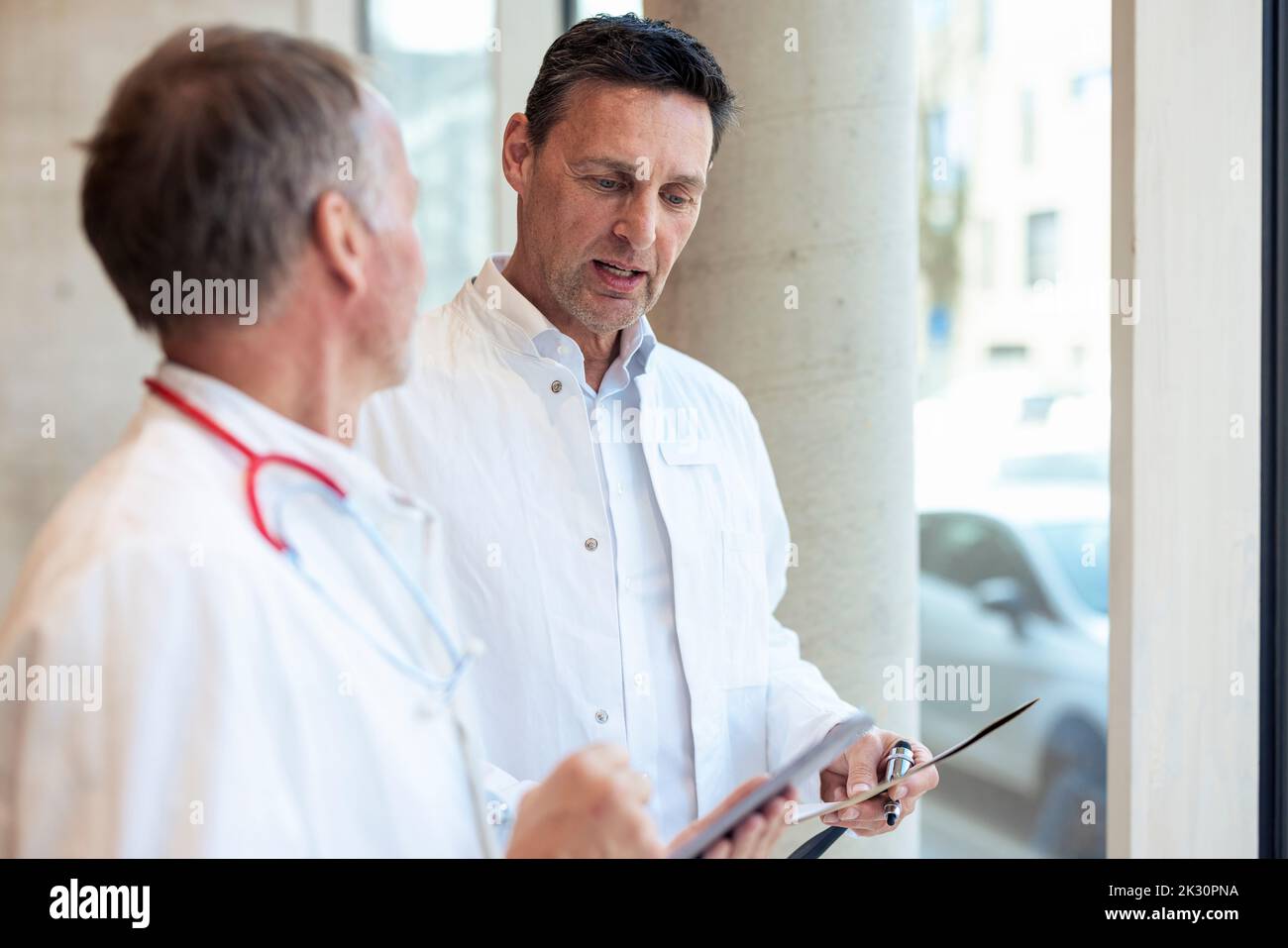 Médecins discutant de rapport à l'hôpital Banque D'Images