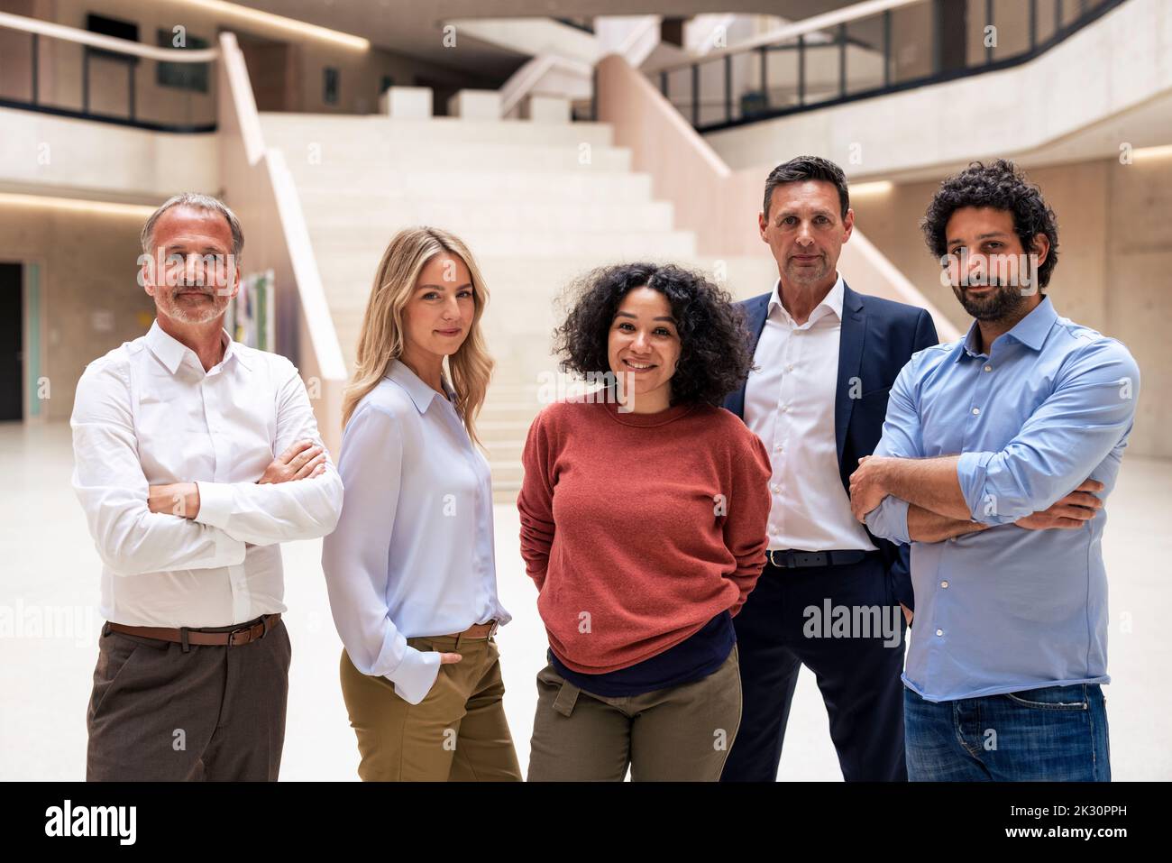Collègues multiraciaux confiants dans le hall Banque D'Images