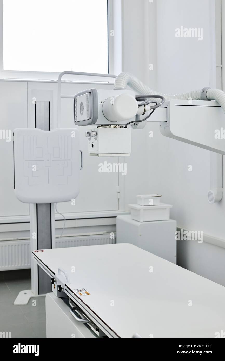 Appareil à rayons X moderne dans une clinique vide Banque D'Images