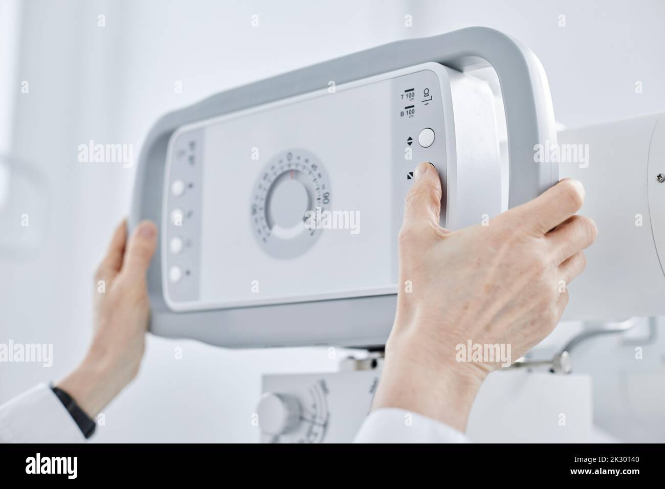 Mains du radiologue qui règle l'appareil à rayons X. Banque D'Images