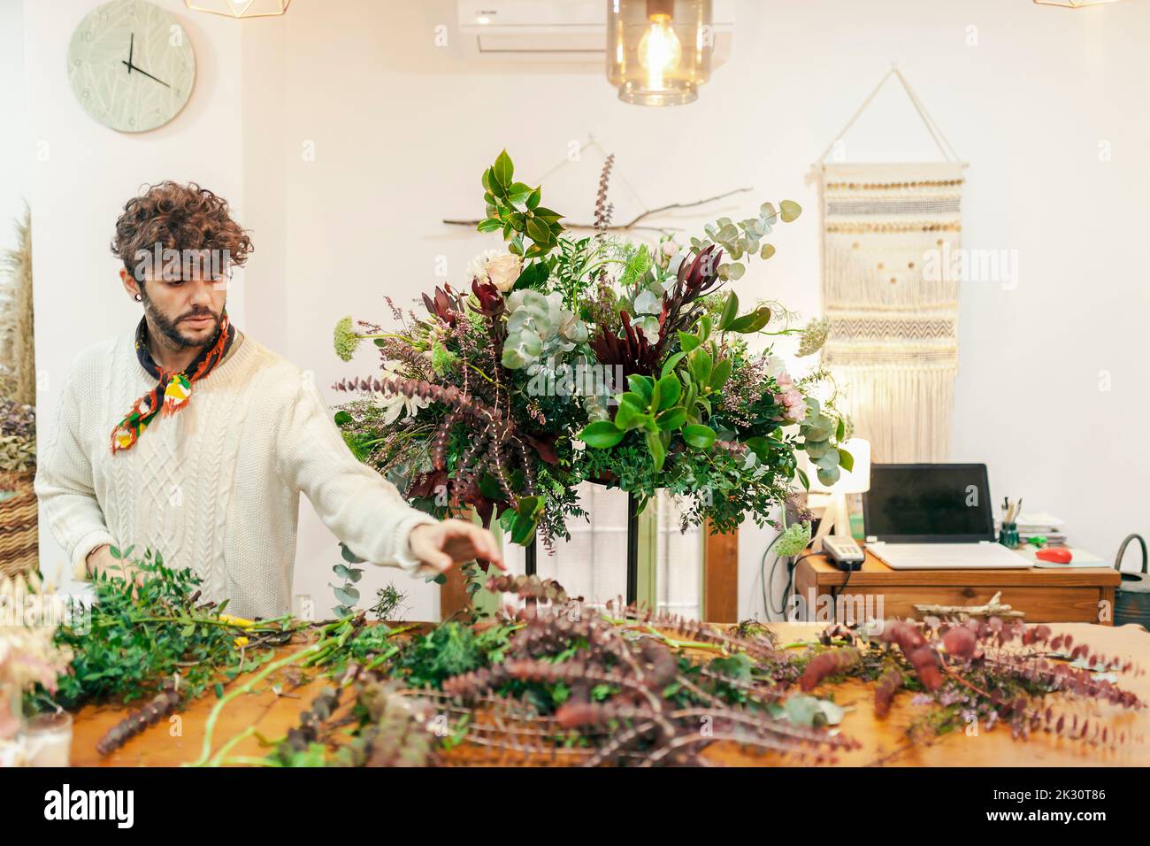 Fleuriste faisant un bouquet à la boutique florale Banque D'Images