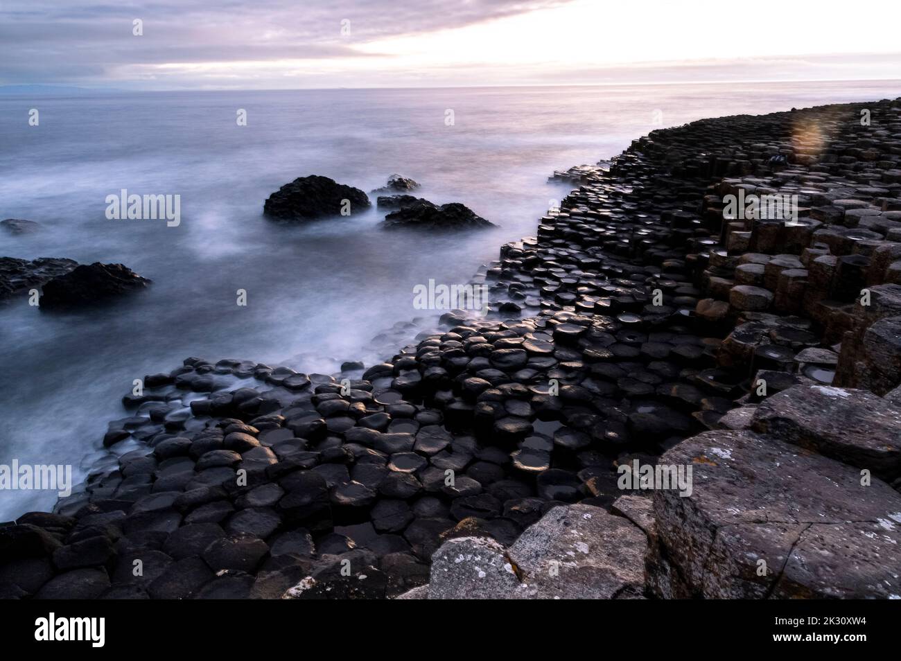 Basalt stones on coastline at sunset, Giant's Causeway, Northern Ireland Banque D'Images