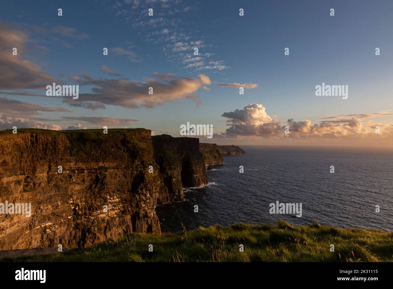 Falaises de Moher par mer au coucher du soleil, Irlande Banque D'Images