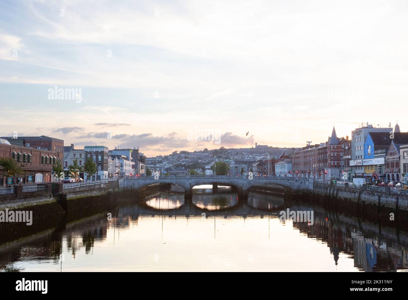 Irlande, Munster, Cork, vue sur le pont Saint-Patrick qui s'étend sur le canal de la rivière Lee au coucher du soleil Banque D'Images