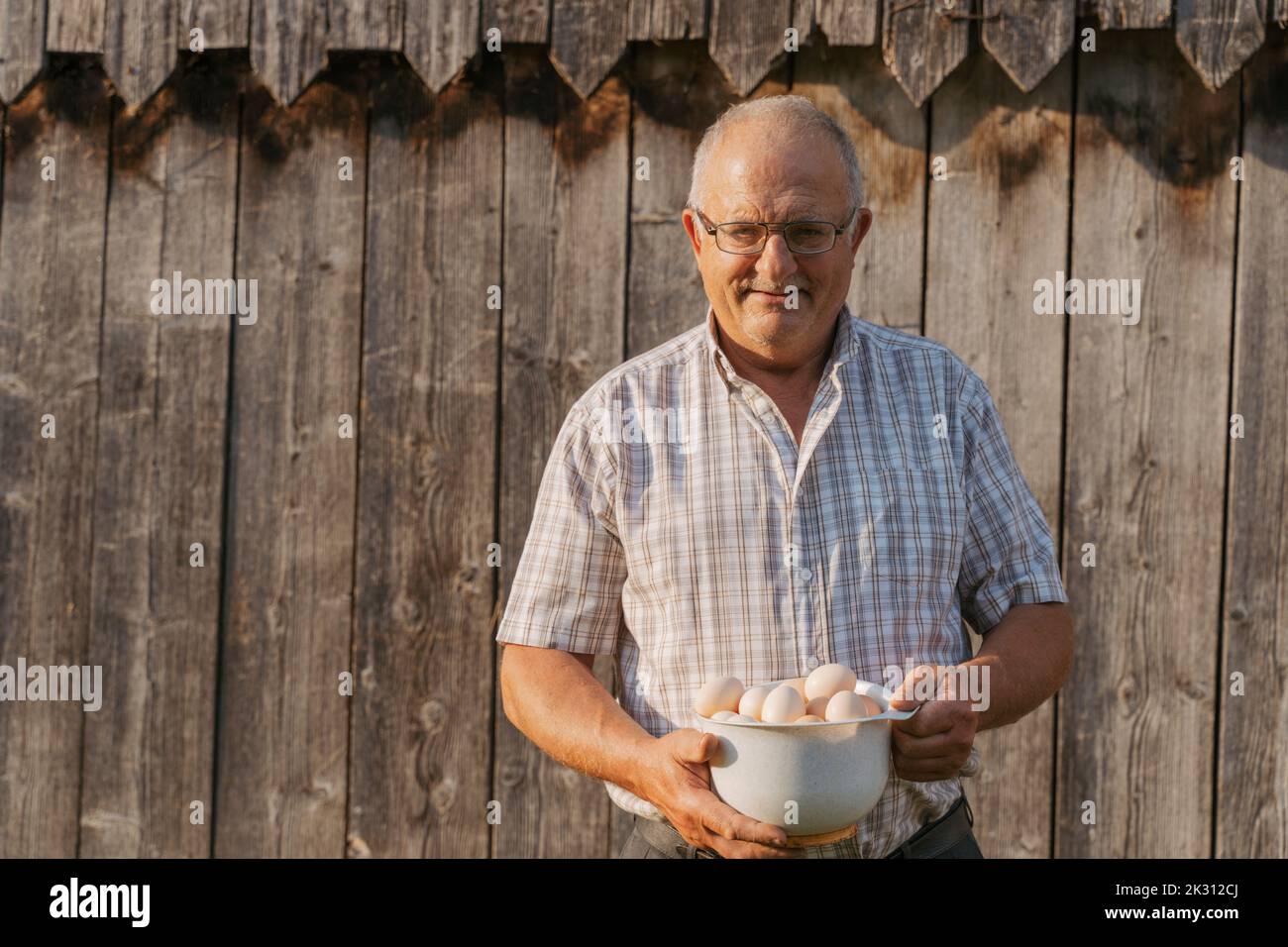 Homme âgé avec bol d'œufs Banque D'Images
