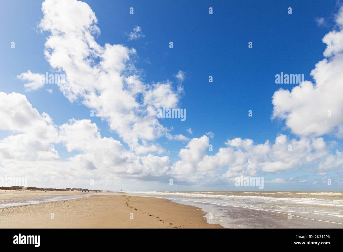 Belgique, Flandre Occidentale, de Haan, nuages sur une plage de sable Banque D'Images