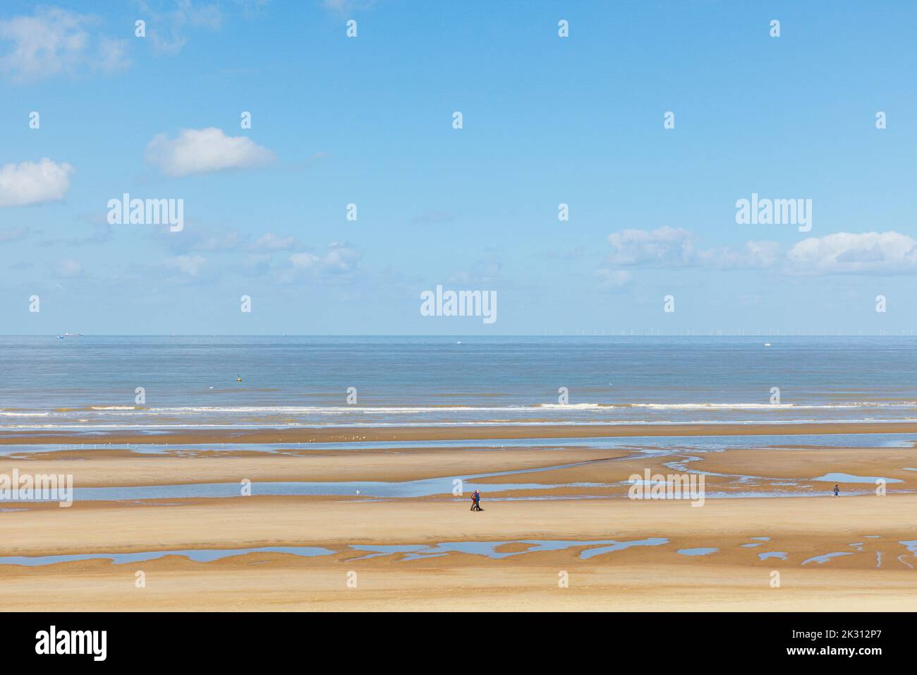 Belgique, Flandre Occidentale, de Haan, Plage de sable avec ligne d'horizon claire au-dessus de la mer du Nord en arrière-plan Banque D'Images
