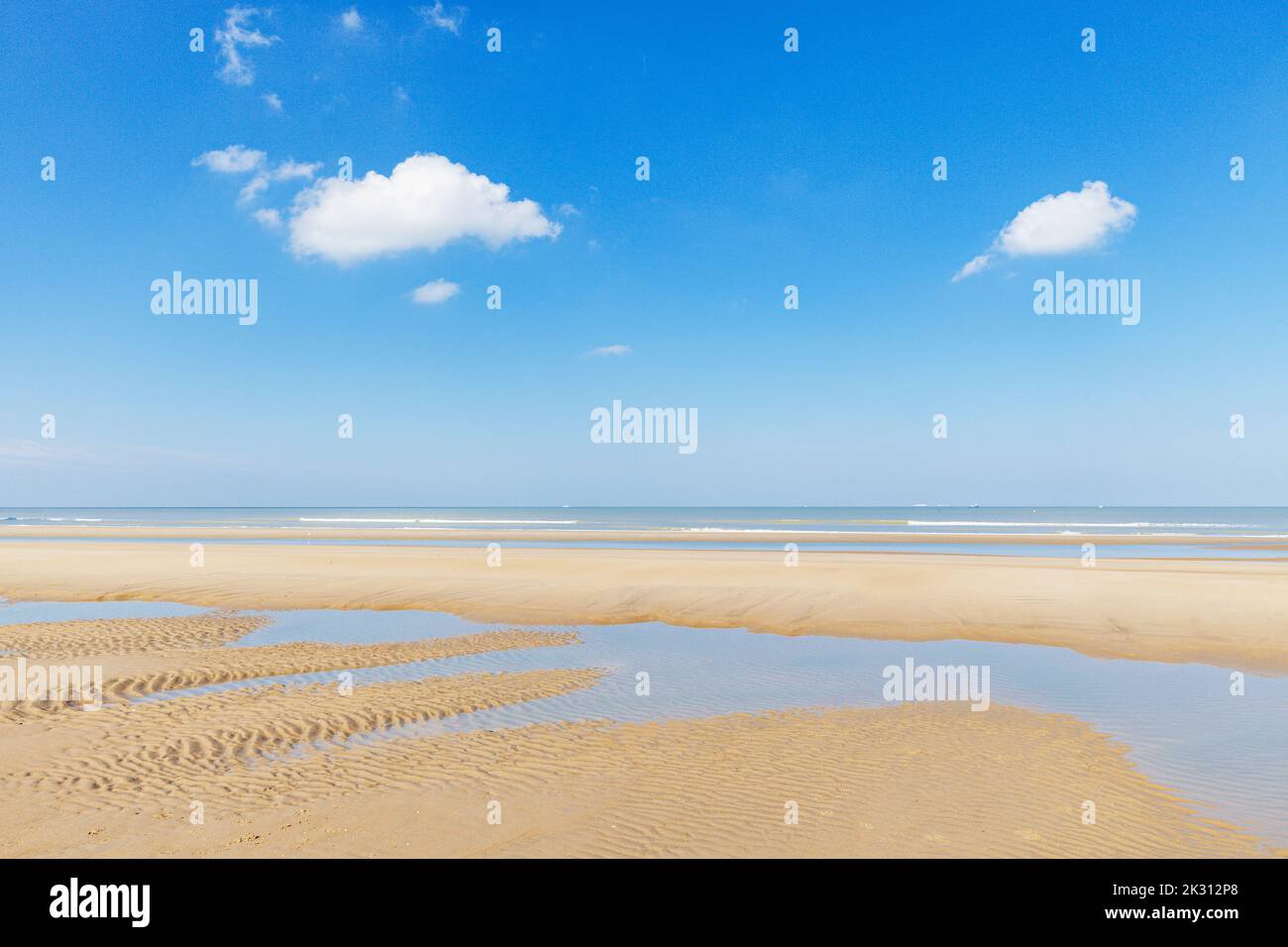 Belgique, Flandre Occidentale, ciel sur plage ondulée pendant marée basse Banque D'Images