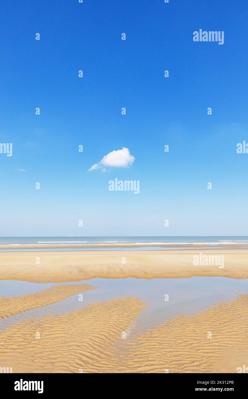 Belgique, Flandre Occidentale, ciel sur plage ondulée pendant marée basse Banque D'Images