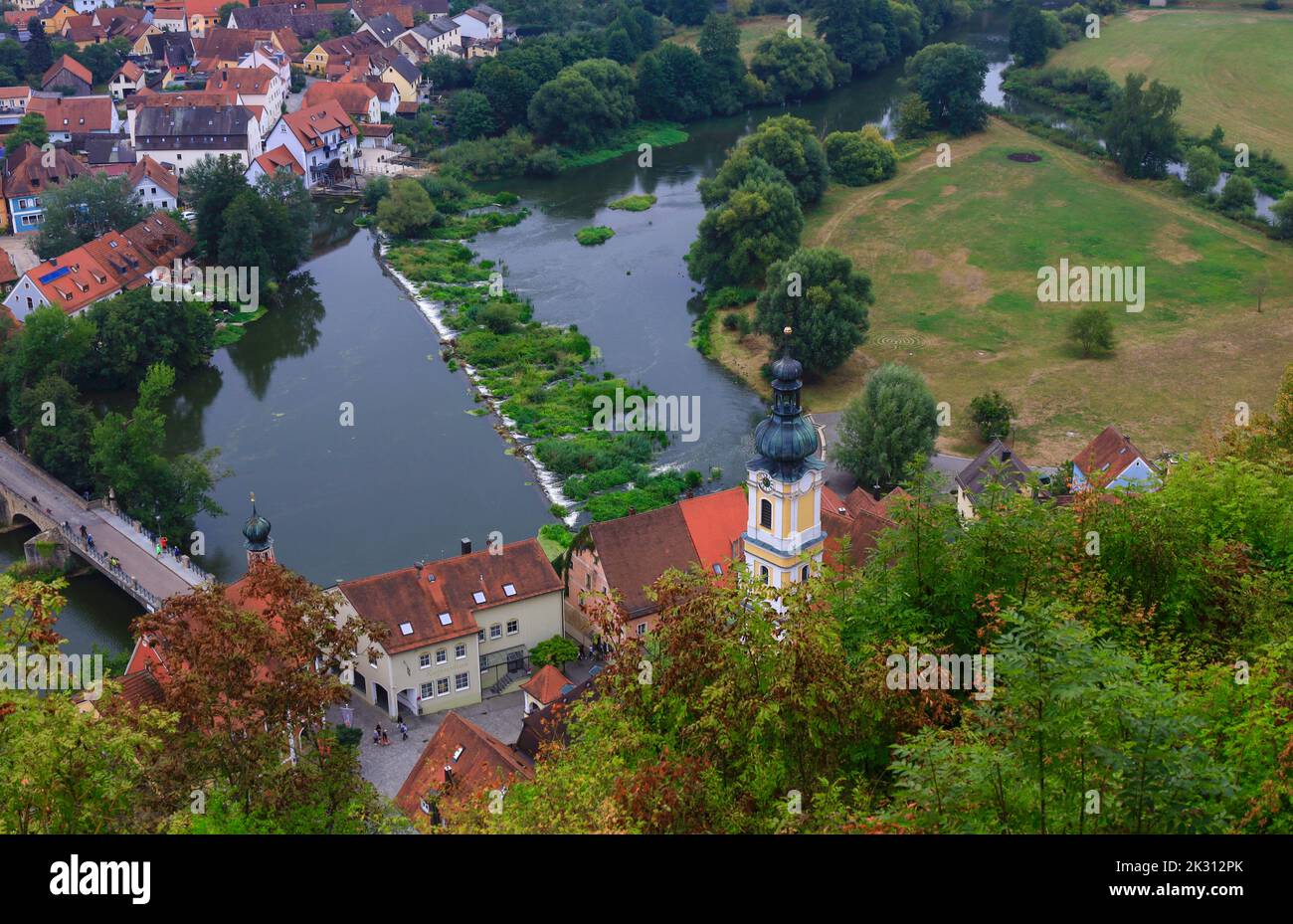 Allemagne, Bavière, Kallmunz, vue de la petite ville située sur la rive de la rivière Naab au début de l'automne Banque D'Images