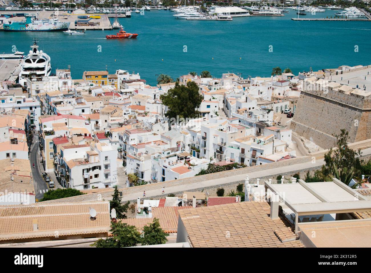 Espagne, Iles Baléares, Ibiza, Maisons de ville côtière en été Banque D'Images
