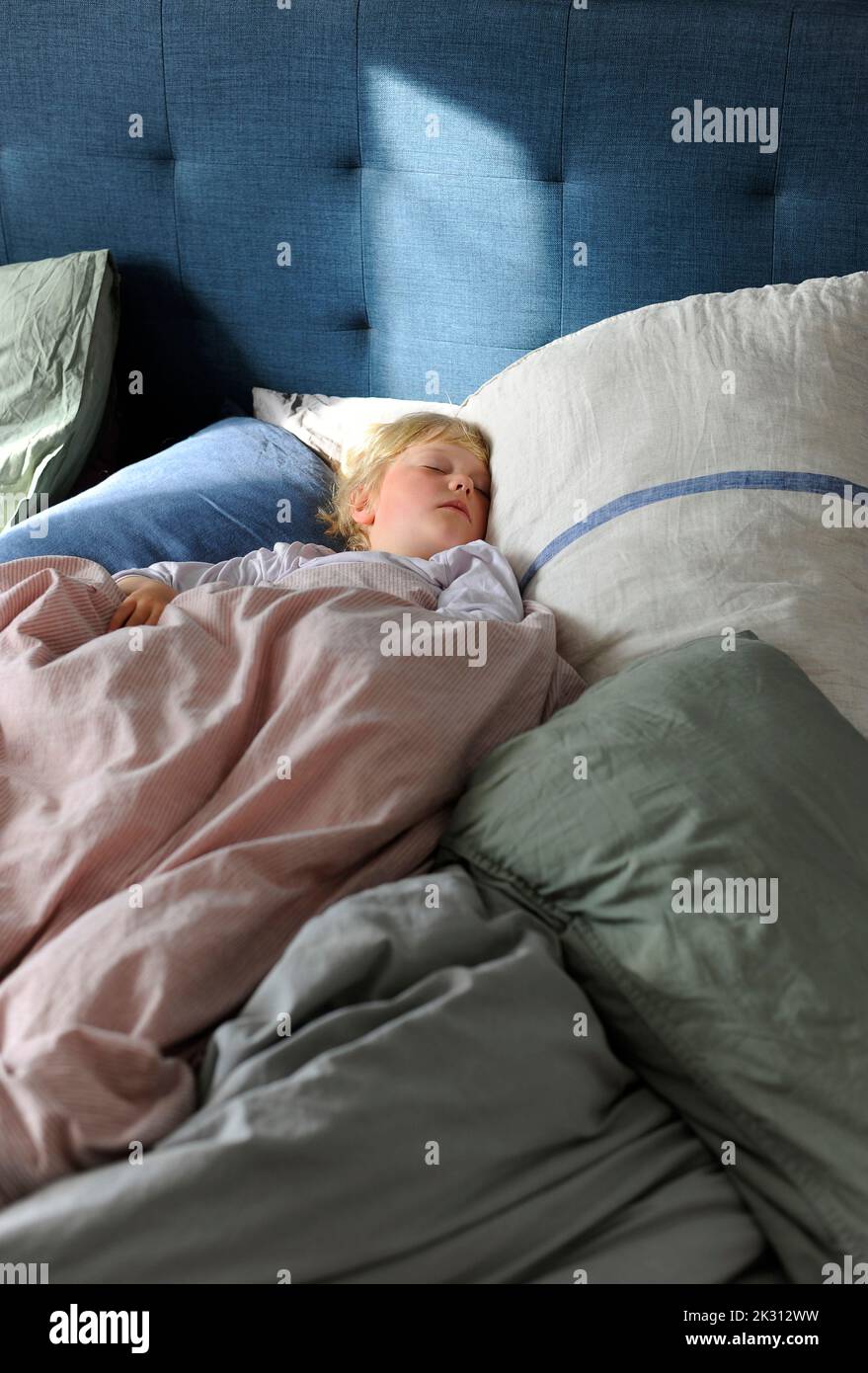 Girl sleeping on bed at home Banque D'Images