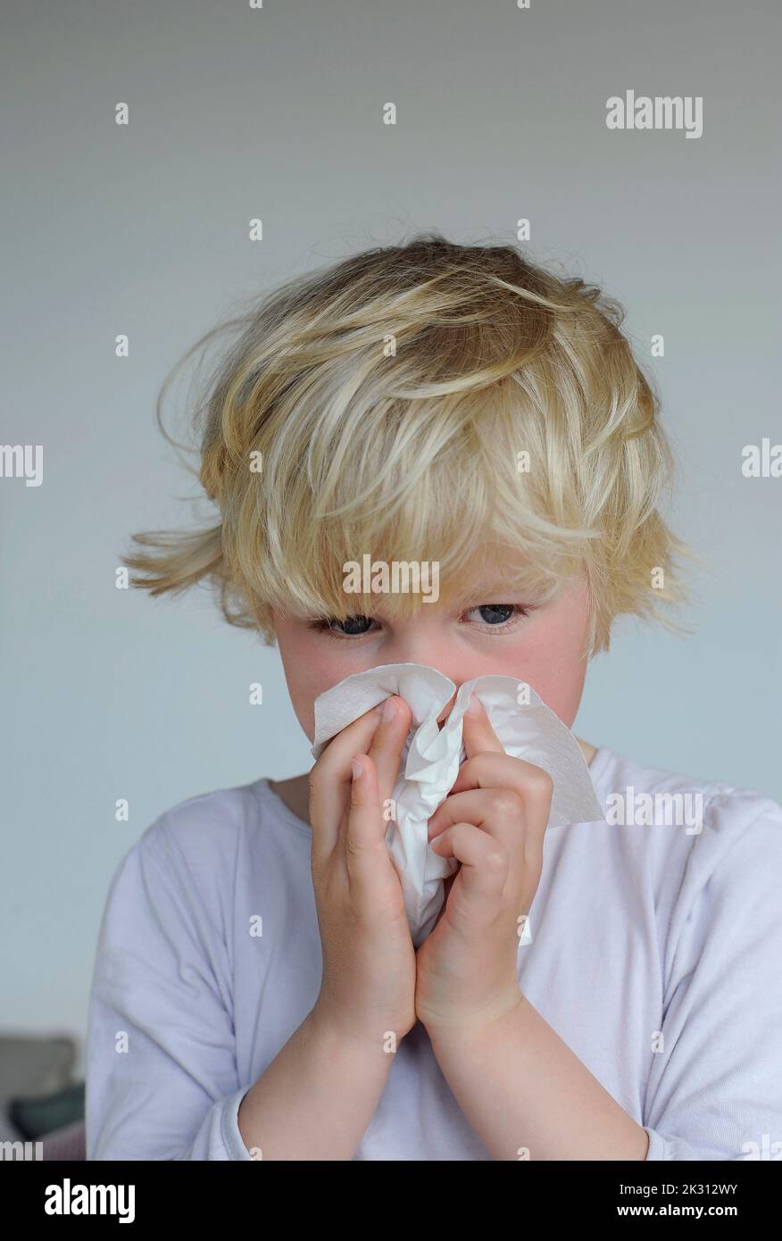 Fille malade avec le visage de nettoyage de mouchoirs nez à la maison Banque D'Images