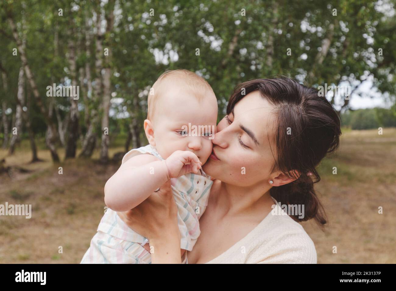 Mère Qui Embrassent Sa Fille Banque De Photographies Et Dimages à