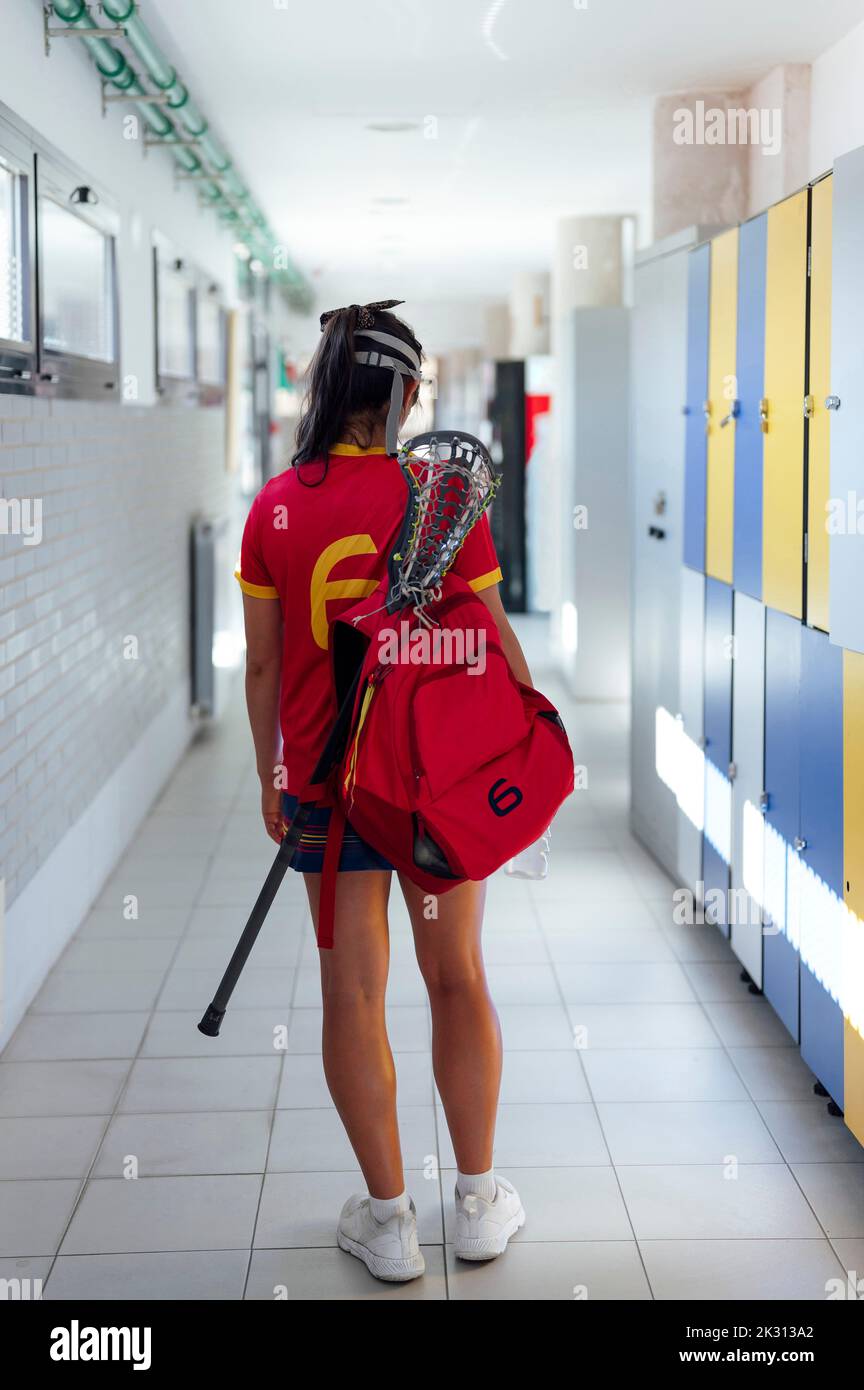 Jeune joueur avec sac à dos dans le vestiaire Banque D'Images