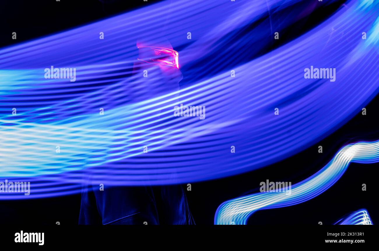 Robot d'intelligence artificielle au milieu de la piste lumineuse Banque D'Images