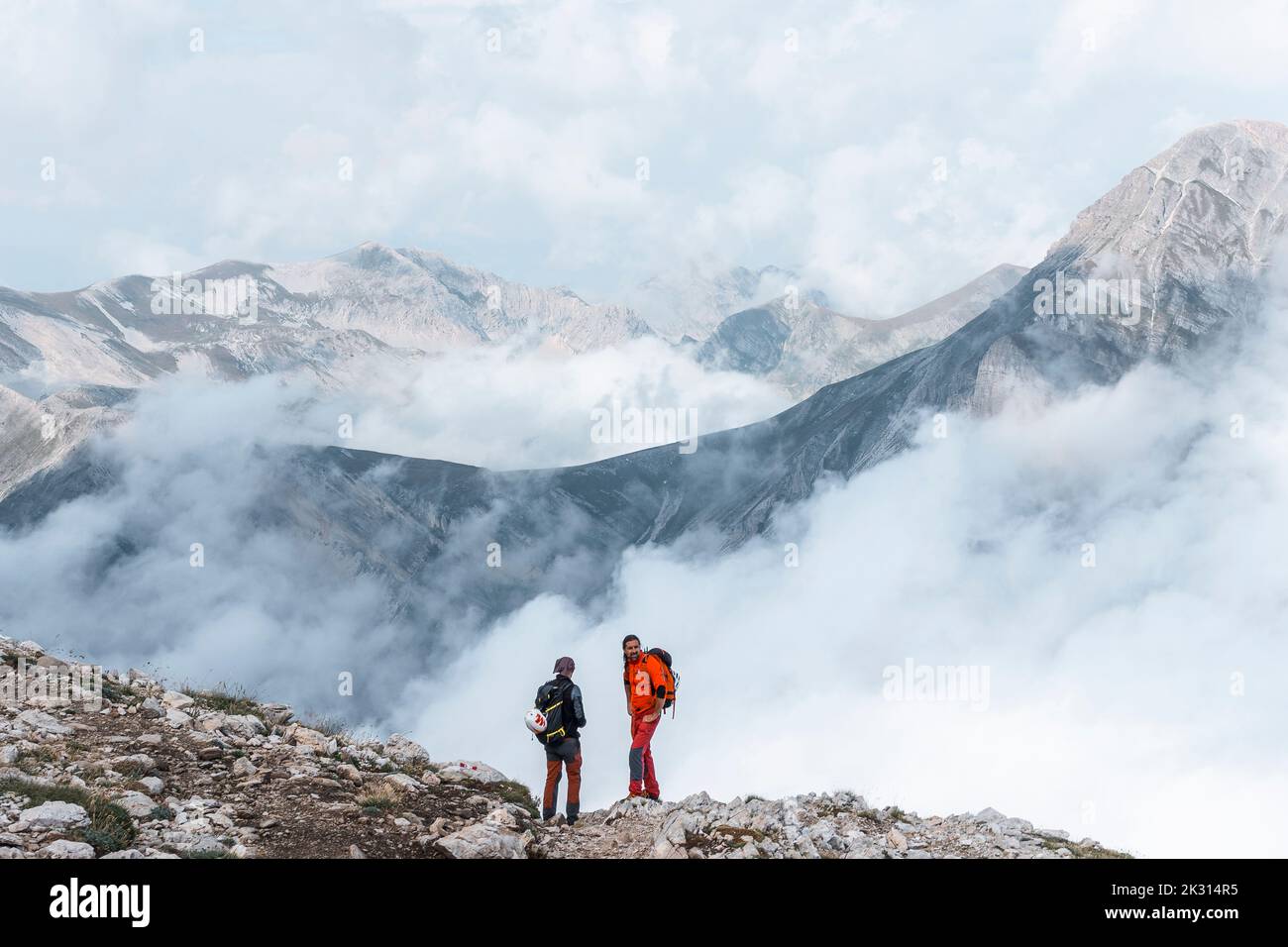 Randonneurs bénéficiant d'une vue sur le bord de la montagne Banque D'Images