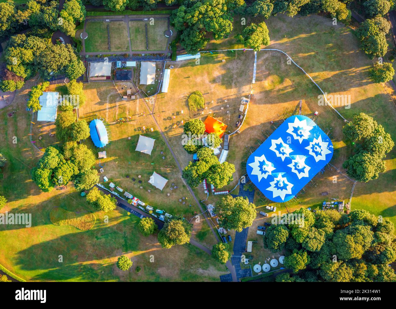 Royaume-Uni, Écosse, Berwick du Nord, vue aérienne de la tente Big Top de Belhaven et de l'arène du festival environnante Banque D'Images