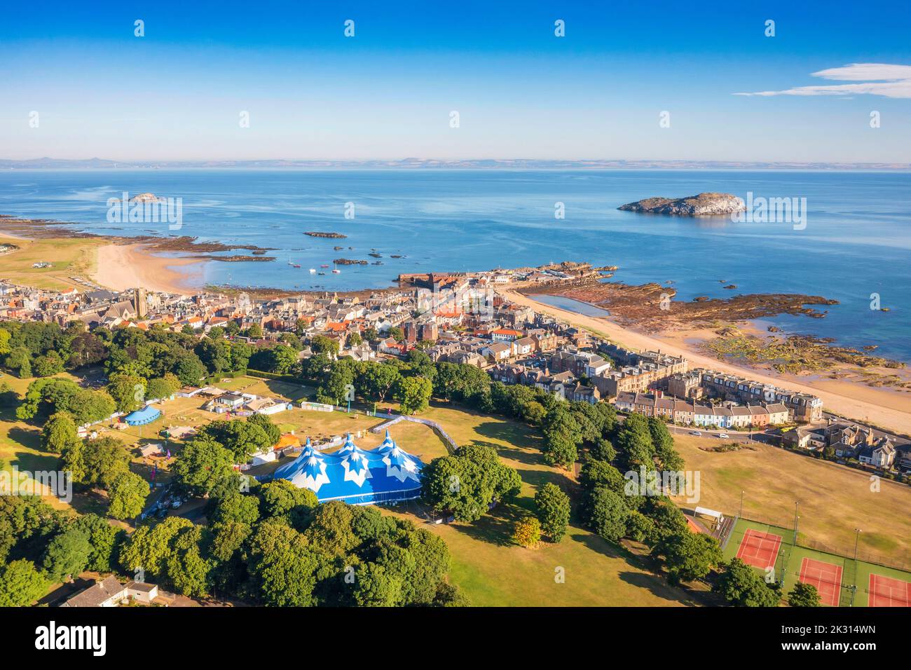 Royaume-Uni, Écosse, Berwick du Nord, vue aérienne de l'arène du festival Fringe by Sea avec tente Belhaven Big Top Banque D'Images