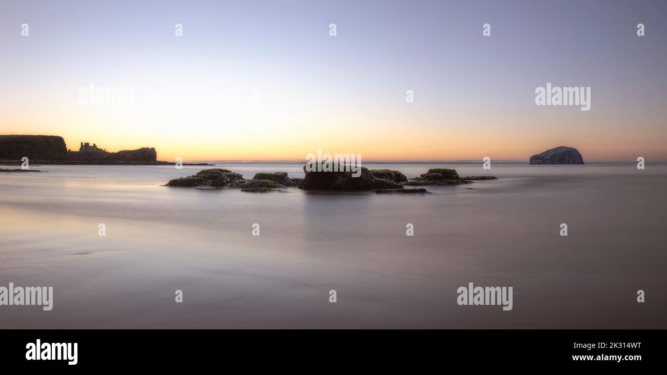 Royaume-Uni, Écosse, exposition longue de Firth of Forth au coucher du soleil avec Bass Rock en arrière-plan Banque D'Images