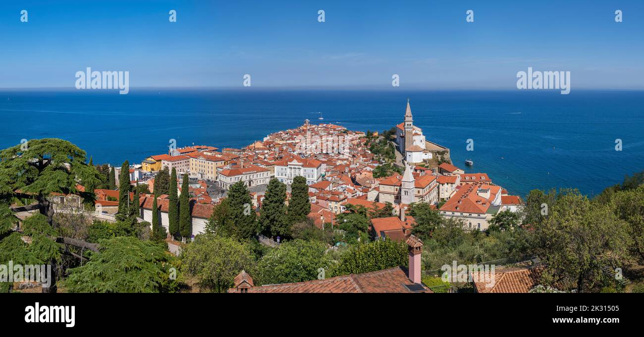 Slovénie, Piran, vue panoramique de la ville côtière avec ligne d'horizon claire sur la mer Adriatique en arrière-plan Banque D'Images