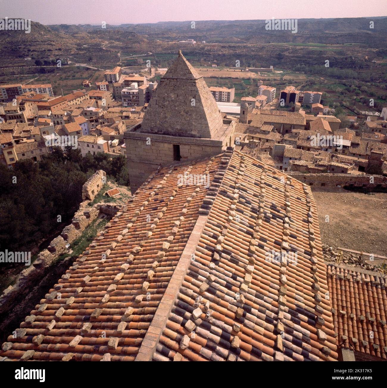 VISTA DESDE LA TORRE CON EL TEJADO DEL CASTILLO DE LOS CALATRAVOS - FOTO AÑOS 60. LIEU: CASTILLO DE LOS CALATRAVOS. Alcaniz. TERUEL. ESPAGNE. Banque D'Images