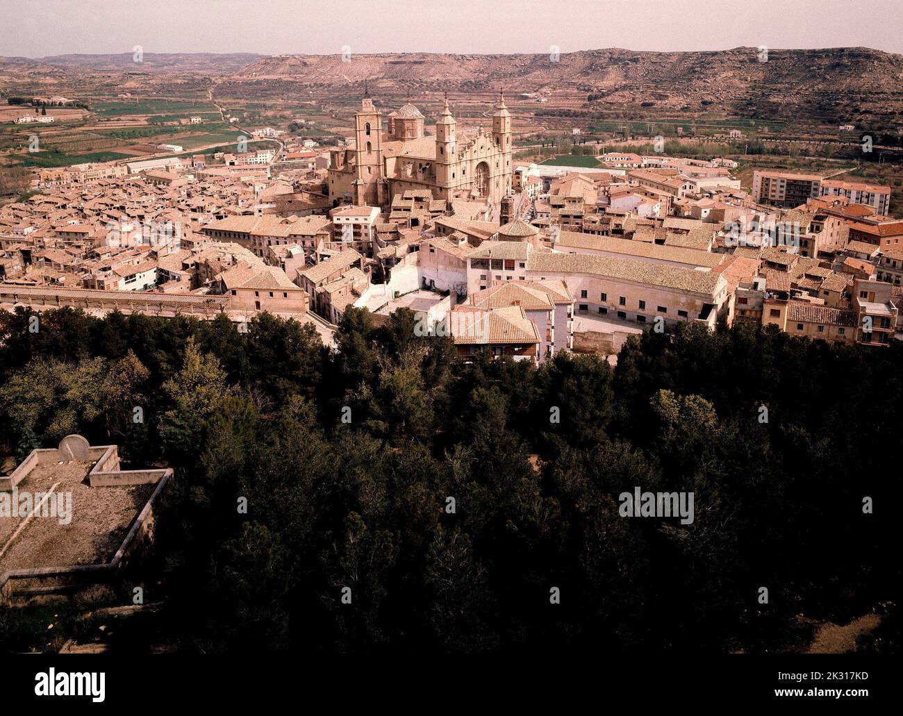 PANORAMICA Y VISTA DE LA COLEGIATA - FOTO AÑOS 60. Emplacement : EXTÉRIEUR. Alcaniz. TERUEL. ESPAGNE. Banque D'Images