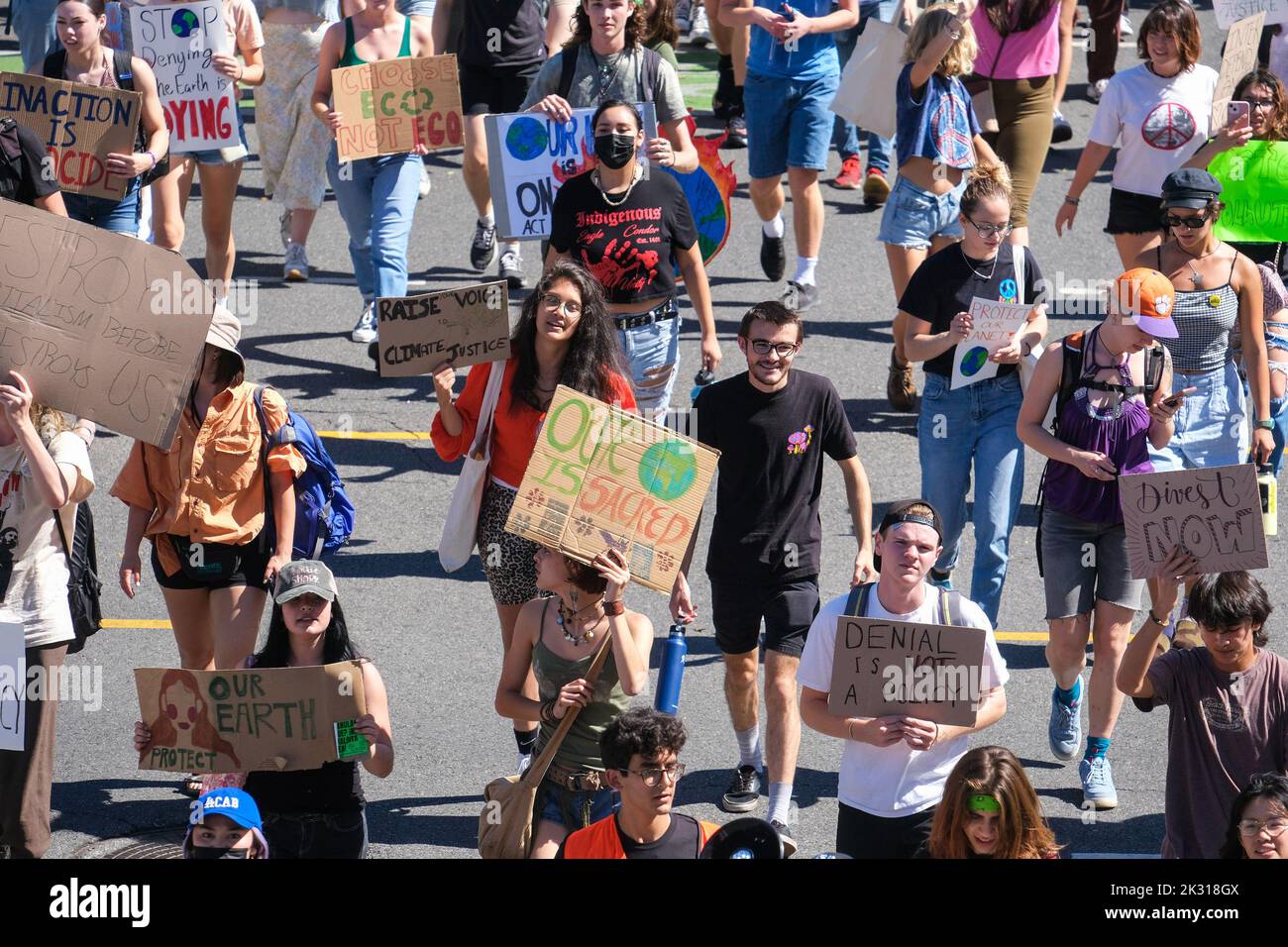 Los Angeles, États-Unis. 23rd septembre 2022. Les manifestants pour le climat défilent avec des pancartes lors d'un rassemblement sur la grève mondiale du climat à Los Angeles. Les organisateurs de la jeunesse et de la communauté se réunissent dans le cadre d'une « grève mondiale contre le climat » pour appeler au désinvestissement des combustibles fossiles et à l'investissement dans les infrastructures vertes, et pour souligner « ce que c'est que de souffrir sur les lignes de front du racisme environnemental et de la crise climatique. Crédit : SOPA Images Limited/Alamy Live News Banque D'Images