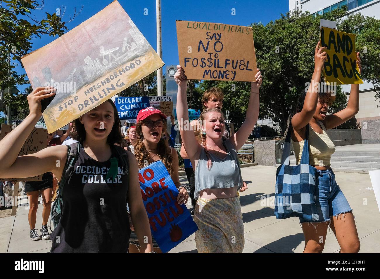 Los Angeles, États-Unis. 23rd septembre 2022. Les manifestants pour le climat défilent avec des pancartes lors d'un rassemblement sur la grève mondiale du climat à Los Angeles. Les organisateurs de la jeunesse et de la communauté se réunissent dans le cadre d'une « grève mondiale contre le climat » pour appeler au désinvestissement des combustibles fossiles et à l'investissement dans les infrastructures vertes, et pour souligner « ce que c'est que de souffrir sur les lignes de front du racisme environnemental et de la crise climatique. Crédit : SOPA Images Limited/Alamy Live News Banque D'Images