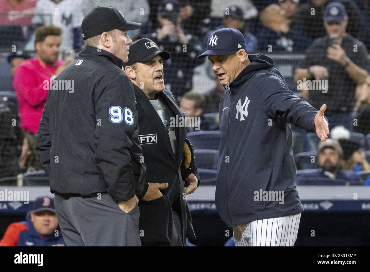 Bronx, États-Unis. 23rd septembre 2022. Aaron Boone, le directeur des New York Yankees, défend avec les arbitres après le sixième dîner et est sorti du match contre les Red Sox de Boston au Yankee Stadium vendredi, 23 septembre 2022 à New York. Photo de Corey Sipkin/UPI crédit: UPI/Alay Live News Banque D'Images