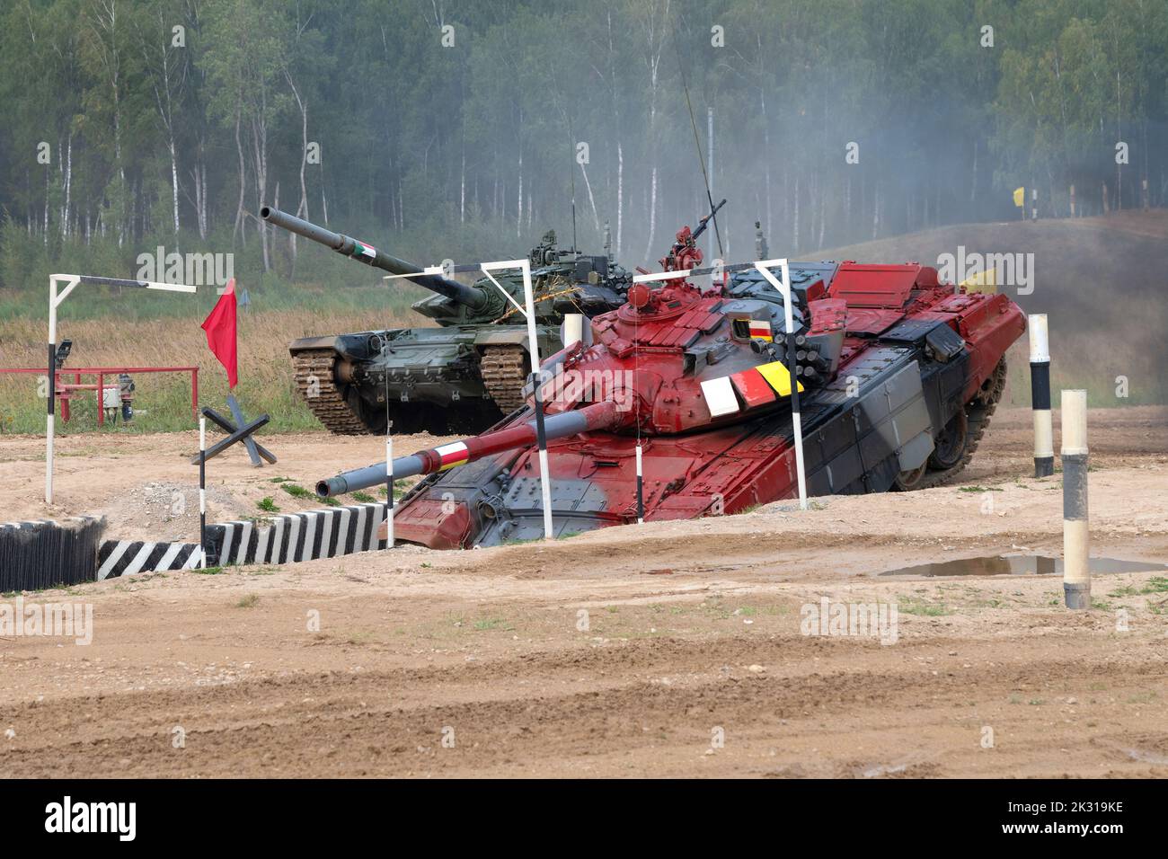 RÉGION DE MOSCOU, RUSSIE - 19 AOÛT 2022 : deux chars T-72B3 les équipes du Soudan et de l'Ossétie du Sud sur la piste de biathlon. Alabino, Guerre internationale Banque D'Images
