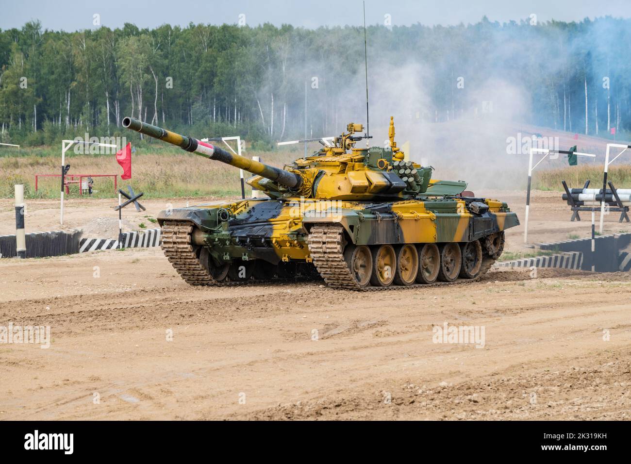 RÉGION DE MOSCOU, RUSSIE - 18 AOÛT 2022 : char tadjik T-72B3 sur la piste de biathlon de char du terrain d'entraînement d'Alabino. Jeux internationaux de guerre 2022 Banque D'Images