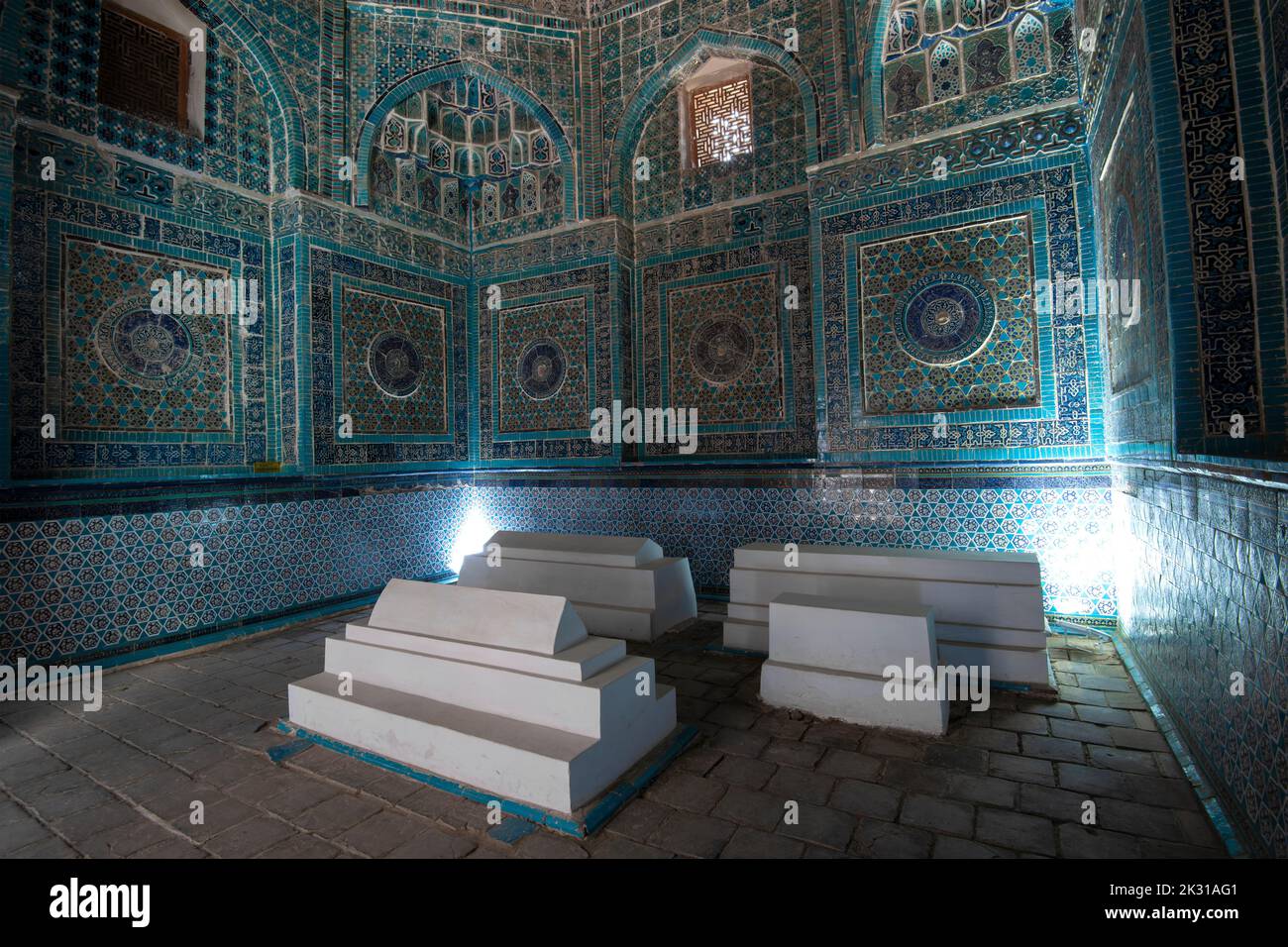Intérieur du mausolée médiéval Shodimulk Oko (tombe de la sœur de Tamerlane et de sa nièce,1372). Complexe commémoratif Shah-i-Zinda. Samarkand, Ouzbékistan Banque D'Images