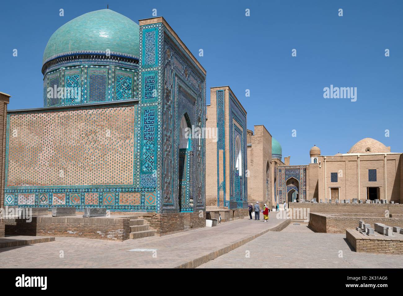 Journée ensoleillée sur le territoire du complexe médiéval de Shakh-i-Zinda mausolées. Samarkand, Ouzbékistan Banque D'Images