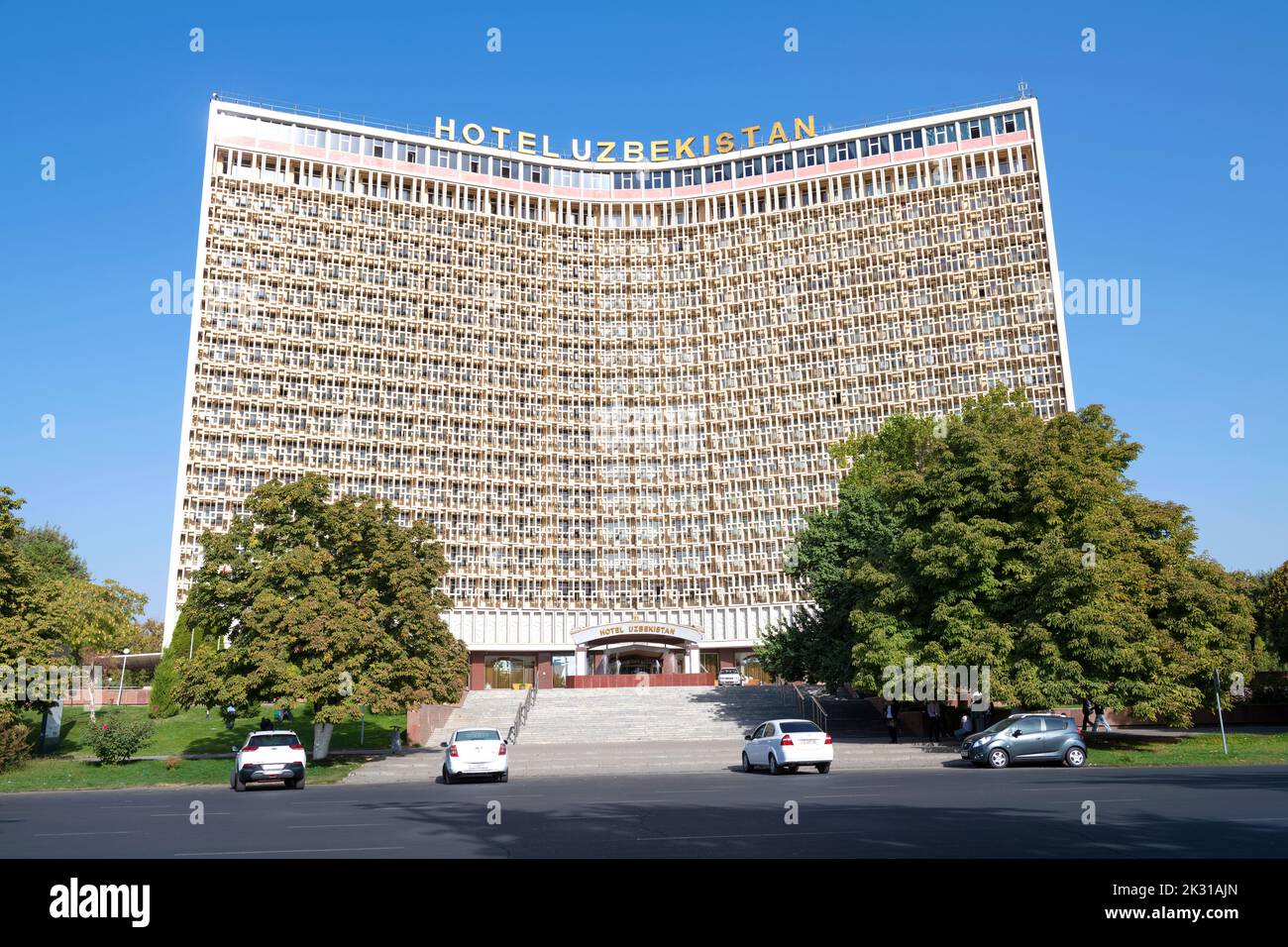 TACHKENT, OUZBÉKISTAN - 15 SEPTEMBRE 2022 : la construction du célèbre hôtel « Ouzbékistan », le jour de septembre ensoleillé Banque D'Images