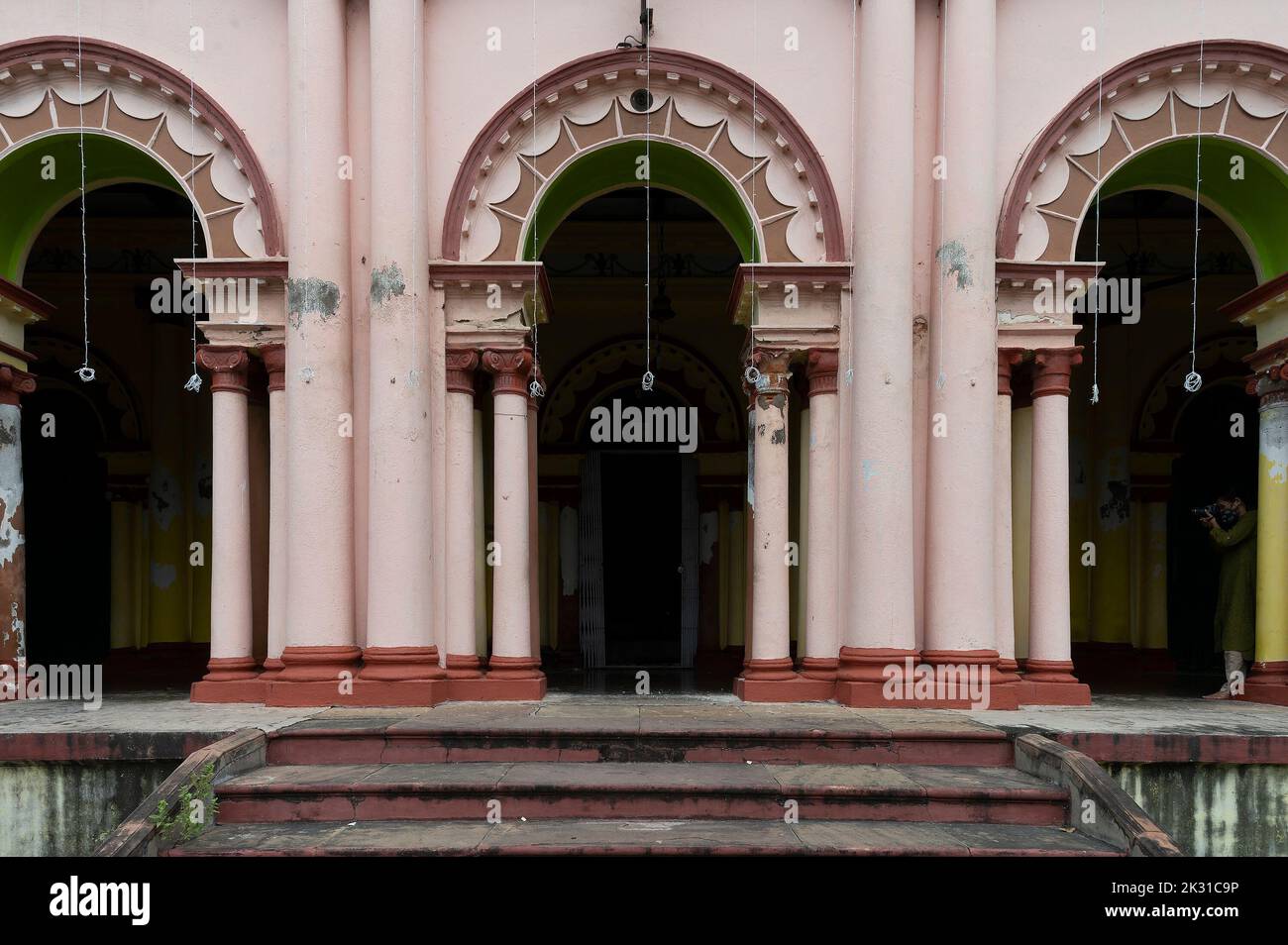 Howrah, Bengale-Occidental, Inde - 26th octobre 2020 : piliers de Shib Mandir, temple pour l'adoration de lord Shiva , d'Andul Rajbarhi , un palais ou rajbari. Banque D'Images