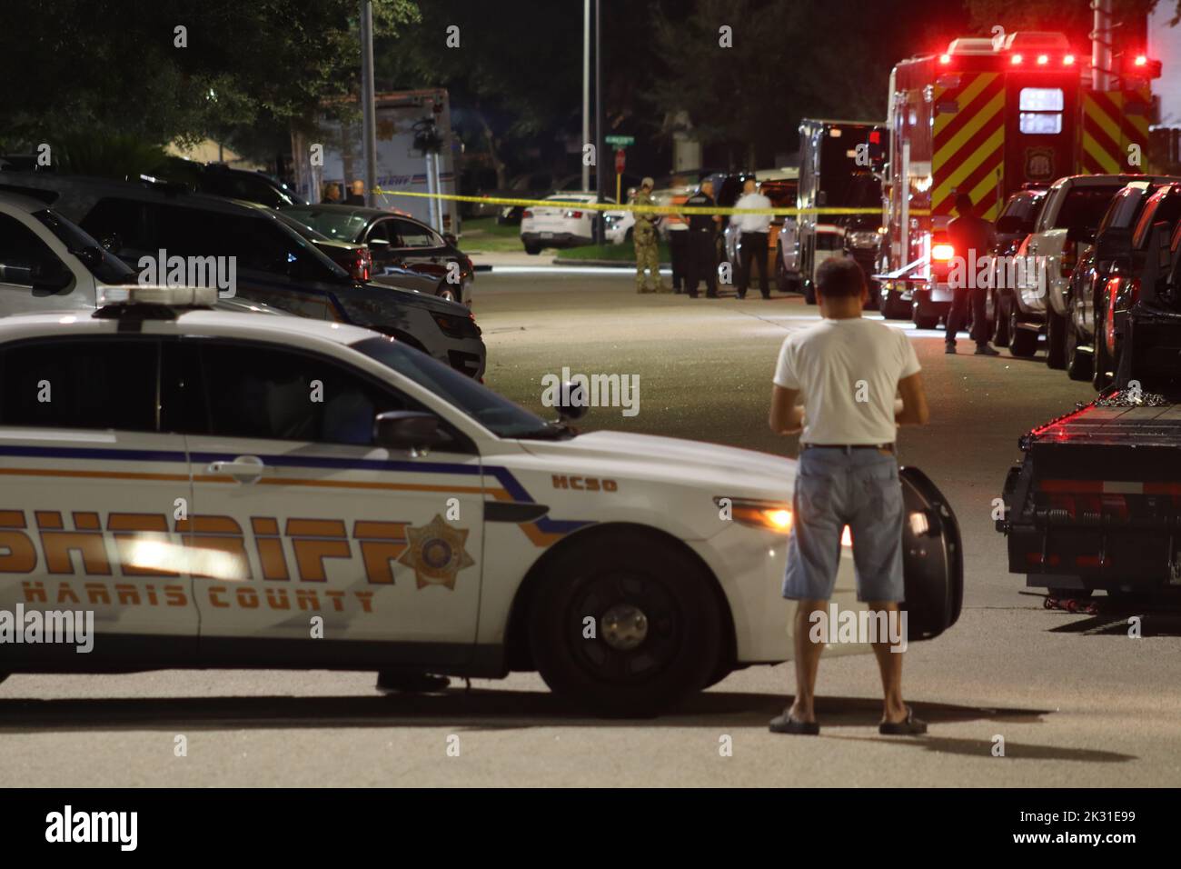 Houston, États-Unis. 23 septembre 2022. L'homme se barricade lui-même dans la maison après avoir tué par balle un autre homme SWAT était sur les lieux après qu'un homme se soit barricadé à l'intérieur d'une résidence quand la police a découvert un homme tué par balle à l'extérieur de la résidence, dans le bloc de 9700 de Phil Halstead dans le nord-ouest du comté de Harris. Cela s'est produit dans la subdivision Meadows of Northwest Park. Crédit : Robert Balli/Alay Live News Banque D'Images