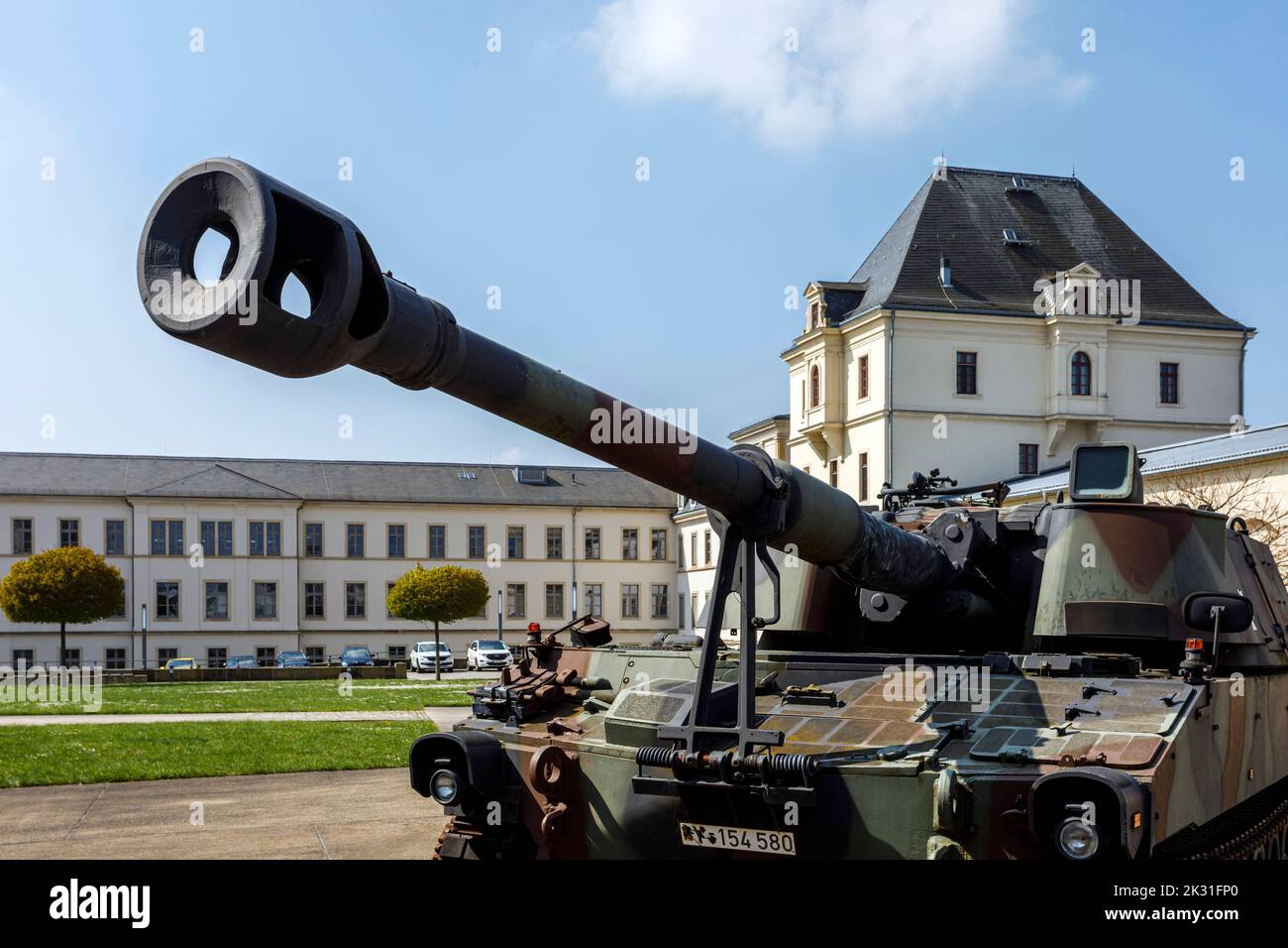 Musée d'Histoire militaire de la Bundeswehr à Dresde, M109 obusiers automoteurs sur la zone extérieure à côté de l'arsenal principal Banque D'Images