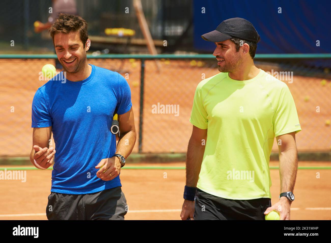 Leurs amis et leurs grands rivaux sur le terrain. Deux joueurs de tennis masculins sur le court. Banque D'Images