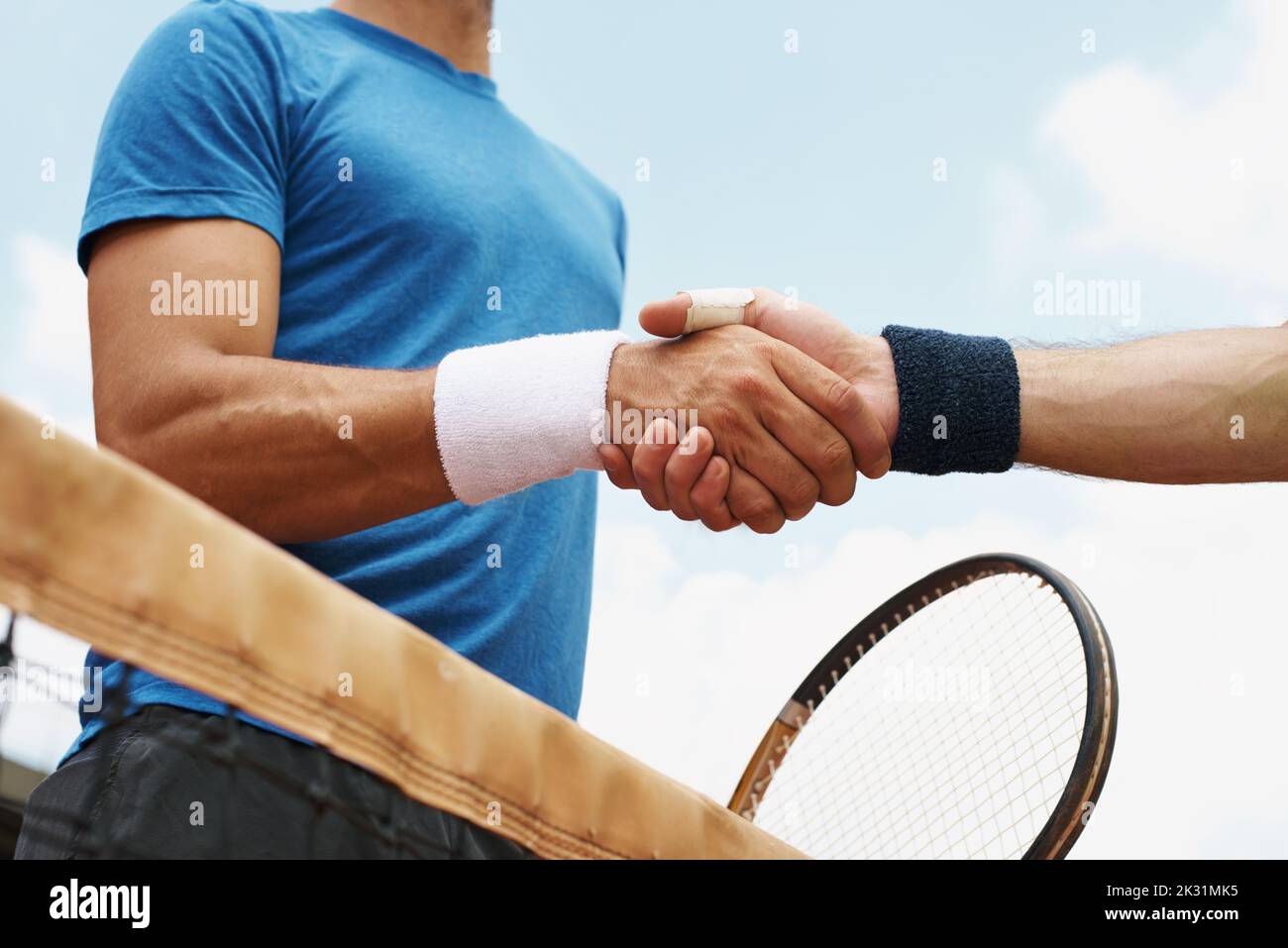 Leurs amis et leurs grands rivaux sur le terrain. Deux joueurs de tennis masculins sur le court. Banque D'Images