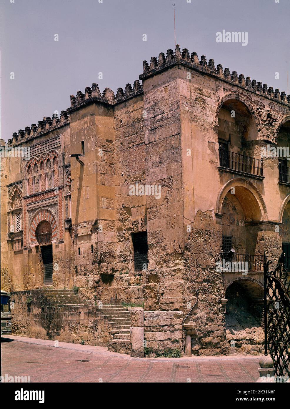 MEZQUITA-FACHADA SUROESTE. Emplacement: MEZQUITA-EXTÉRIEUR. CORDOUE. ESPAGNE. Banque D'Images