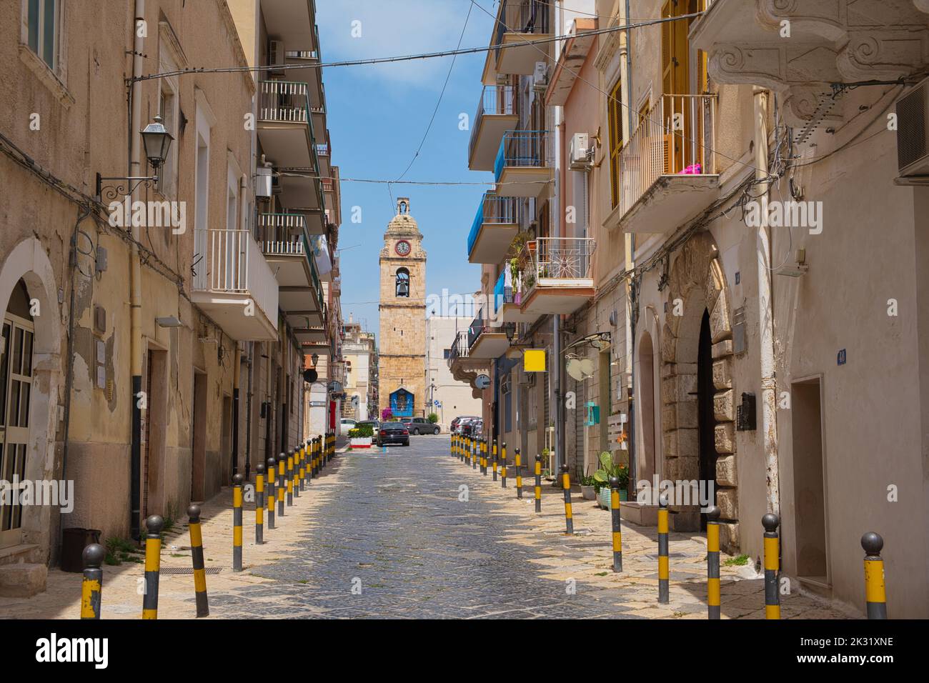 Vue aérienne de la tour Campanile de Saint-Marc entourée de bâtiments à Manfredonia Banque D'Images