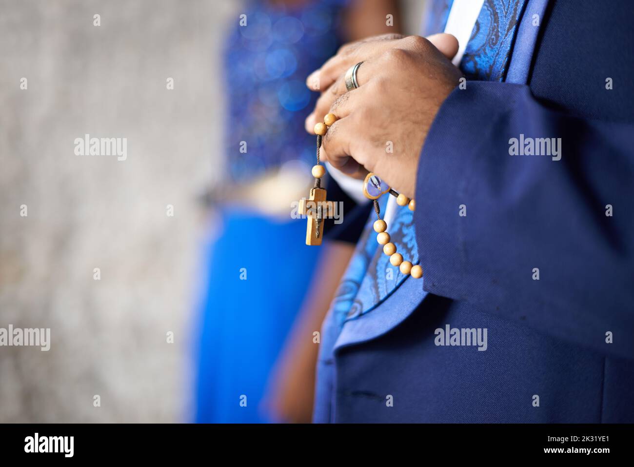 S'en tenir à la religion. Un homme ethnique tenant ses perles rosaires. Banque D'Images