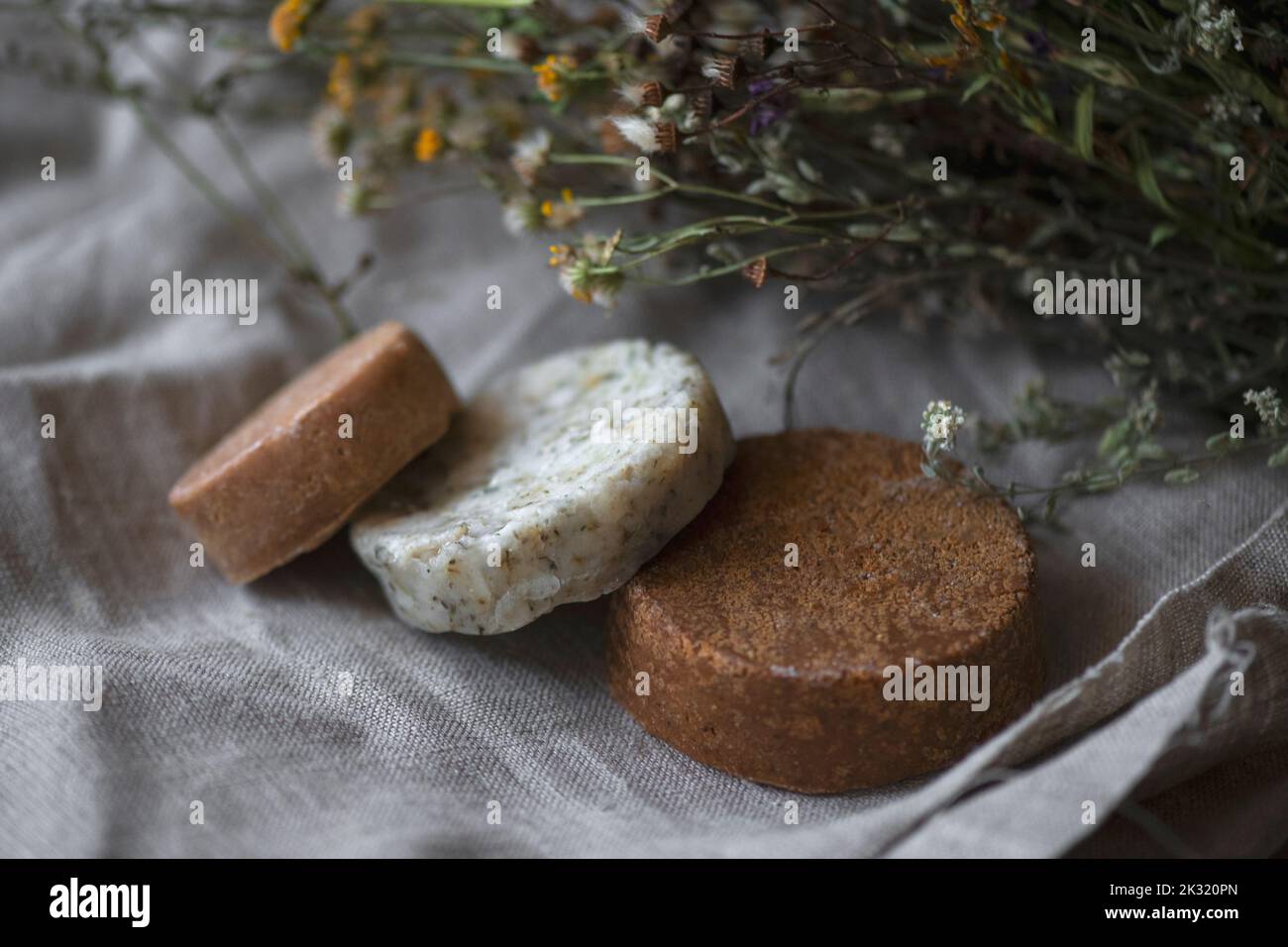 Pile de barres de savon naturel assorties sur tissu en lin. Couleurs pastel. Cosmétique écologique biologique, savon naturel fait à la main. Shampooing frais naturel solide Banque D'Images