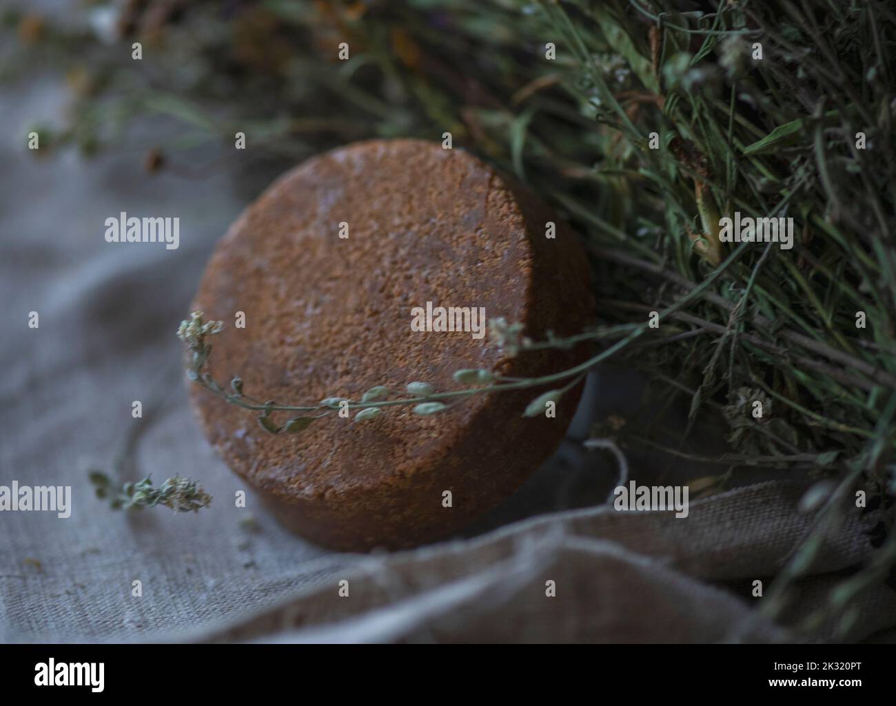Pile de barres de savon naturel assorties sur tissu en lin. Couleurs pastel. Cosmétique écologique biologique, savon naturel fait à la main. Shampooing frais naturel solide Banque D'Images